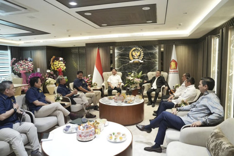 Sekretaris Kabinet Teddy Indra Wijaya bersama Menteri Sekretaris Negara Prasetyo Hadi menghadiri rapat kerja di DPR RI. Foto: Instagram/ @sekretariat.kabinet
