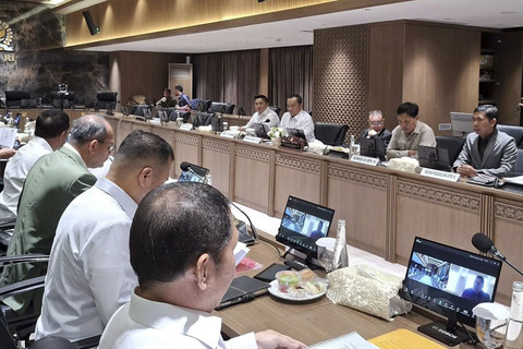 Sekretaris Kabinet Teddy Indra Wijaya bersama Menteri Sekretaris Negara Prasetyo Hadi menghadiri rapat kerja di DPR RI. Foto: Instagram/ @sekretariat.kabinet