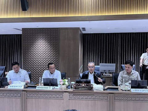 Sekretaris Kabinet Teddy Indra Wijaya bersama Menteri Sekretaris Negara Prasetyo Hadi menghadiri rapat kerja di DPR RI. Foto: Instagram/ @sekretariat.kabinet