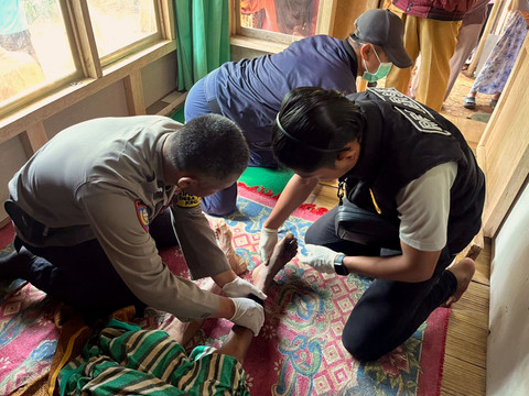 Kondisi petani yang tewas dipatuk ular king cobra di Sukabumi.  Foto: Dok. Polres Sukabumi