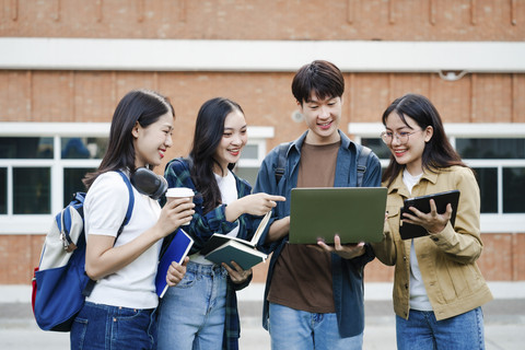 Ilustrasi mahasiswa berkuliah. Foto: PanuShot/Shutterstock