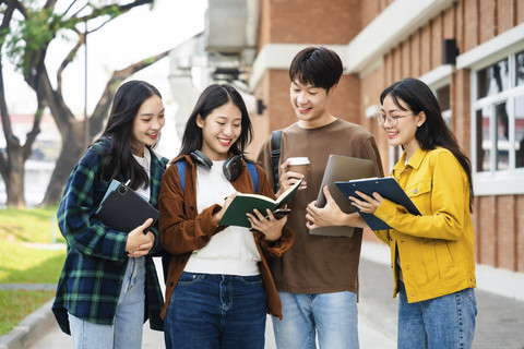 Ilustrasi mahasiswa berkuliah. Foto: PanuShot/Shutterstock