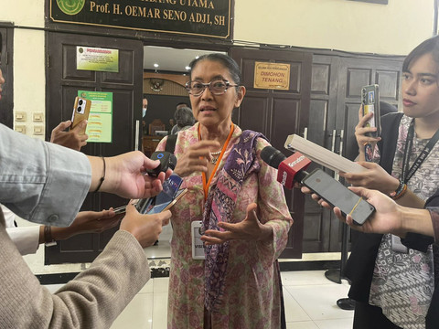 Aktris Lidia Djunita Pamoentjak atau Jajang C. Noer, saat ditemui di sela-sela sidang gugatan praperadilan eks Mendikbudristek, Nadiem Makarim, melawan Kejagung, di PN Jakarta Selatan, Kamis (9/10/2025). Foto: Fadhil Pramudya/kumparan