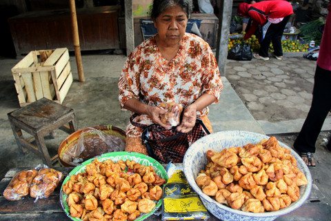 kue adrem atau tolpit, kuliner khas Bantul. Foto: dedhik/Shutterstock
