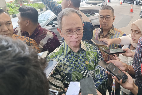 Ketua Dewan Komisioner OJK Mahendra Siregar, usai Dialog Pasar Modal di Gedung BEI, Jakarta, Kamis (9/10/2025). Foto: Muhammad Fhandra Hardiyon/kumparan