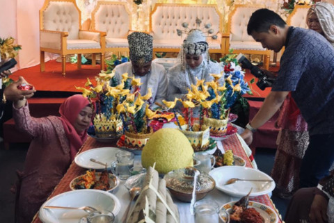 Tradisi makan saro, ritual adat khas Maluku Utara. Foto: Dok. Kemenhum RI