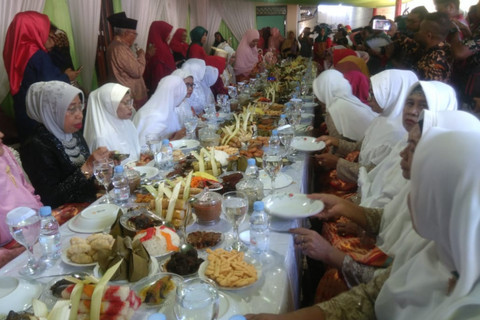 Tradisi makan saro, ritual adat khas Maluku Utara. Foto: Dok. Kemenhum RI