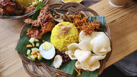 Aneka hidangan khas Makassar di kedai Songkolo Begadang, Kalibata City, Jakarta Selatan. Foto: Azalia Amadea/Kumparan
