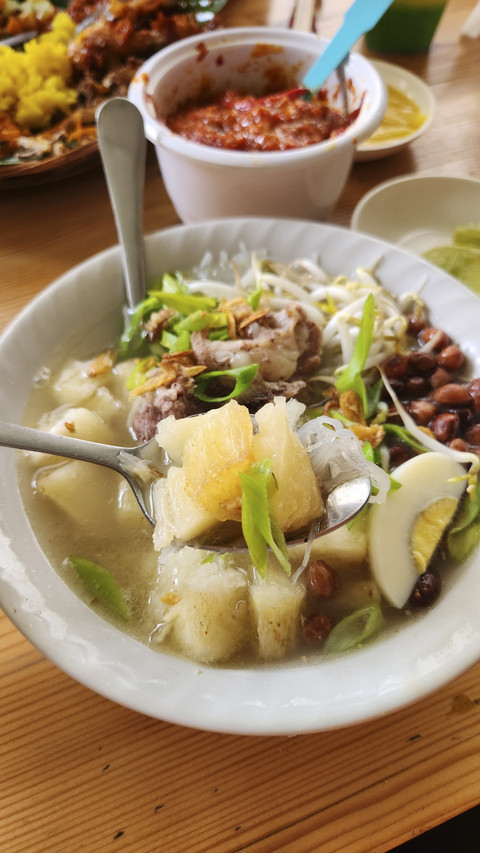 Aneka hidangan khas Makassar di kedai Songkolo Begadang, Kalibata City, Jakarta Selatan. Foto: Azalia Amadea/Kumparan