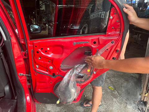 Proses perbaikan pintu mobil di bengkel ketok magic Putu Amin, Pejaten, Jakarta Selatan. Foto: Alvian Yoga Yulianto/kumparan