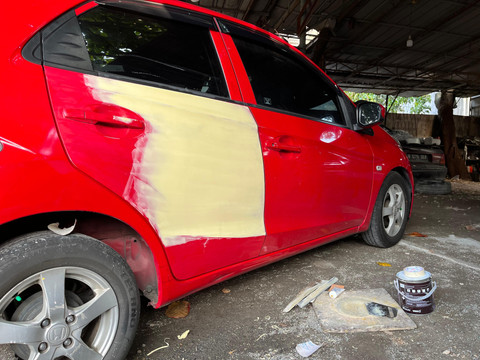 Perbaikan bodi mobil di bengkel ketok magic Putu Amin, Pejaten, Jakarta Selatan. Foto: Alvian Yoga Yulianto/kumparan