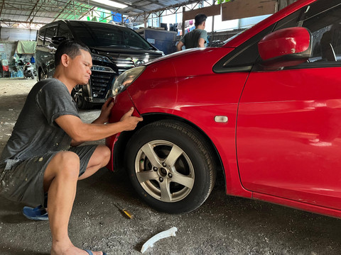Perbaikan bodi mobil di bengkel ketok magic Putu Amin, Pejaten, Jakarta Selatan. Foto: Alvian Yoga Yulianto/kumparan
