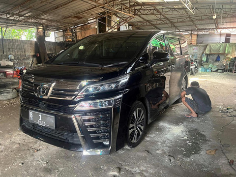 Salah satu mobil pejabat yang menjadi langganan di bengkel ketok magic Putu Amin, Pejaten, Jakarta Selatan. Foto: Alvian Yoga Yulianto/kumparan