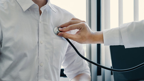 Ilustrasi dokter periksa pasien. Foto: Shutterstock