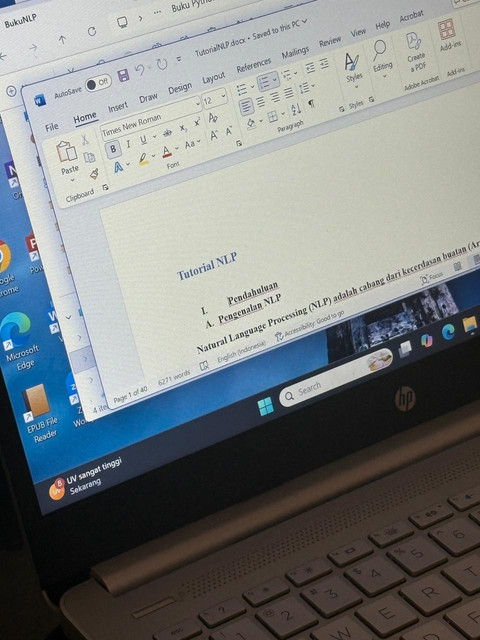 Sugiyo membuat modul pembelajaran seputar teknik informatika, salah satunya tentang Natural Language Processing. Foto: kumparan/Habib Allbi Ferdian