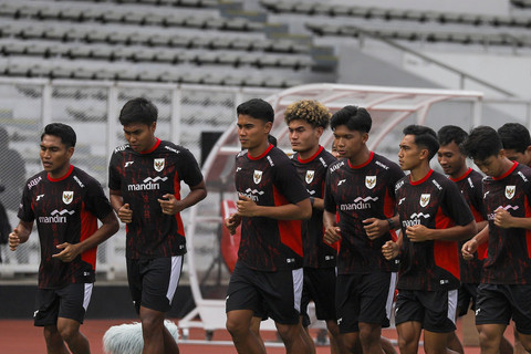 Pemain Timnas Indonesia U-23 mengikuti sesi latihan di Stadion Madya, Kompleks GBK, Jakarta, Kamis (9/10/2025). Foto: Darryl Ramadhan/kumparan