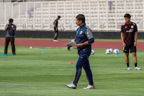Pelatih Timnas Indonesia U-23 Indra Sjafri memimpin sesi latihan di Stadion Madya, Kompleks GBK, Jakarta, Kamis (9/10/2025).   Foto: Darryl Ramadhan/kumparan