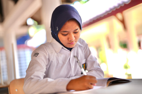 Annisa Nur Khofifa (17), siswi Sekolah Rakyat Menengah Atas (SRMA) 13 Bekasi. 
 Foto: Kemensos RI