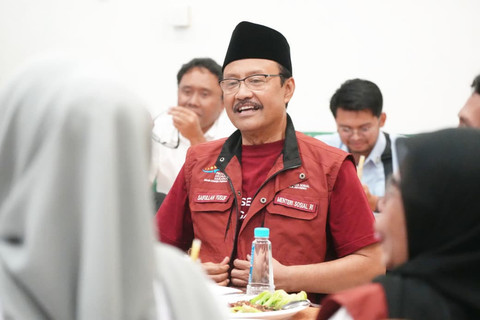 Menteri Sosial Saifullah Yusuf menemui para pendamping Program Keluarga Harapan (PKH) yang telah dilantik menjadi PPPK di rumah makan Torina, Balikpapan, Rabu (8/10/2025). Foto: Kemensos RI