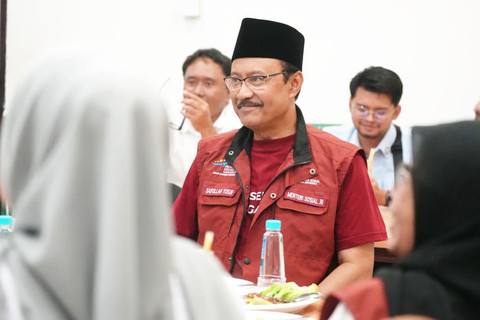 Menteri Sosial Saifullah Yusuf menemui para pendamping Program Keluarga Harapan (PKH) yang telah dilantik menjadi PPPK di rumah makan Torina, Balikpapan, Rabu (8/10/2025). Foto: Kemensos RI