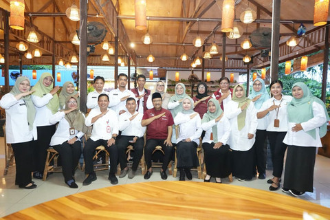 Menteri Sosial Saifullah Yusuf menemui para pendamping Program Keluarga Harapan (PKH) yang telah dilantik menjadi PPPK di rumah makan Torina, Balikpapan, Rabu (8/10/2025). Foto: Kemensos RI