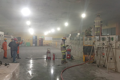 Gardu listrik induk mengalami kebakaran di kawasan Jatijajar, Depok, Kamis (9/10/2025). Foto: Damkar Depok