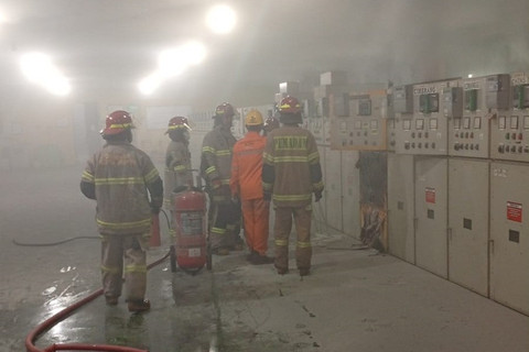 Gardu listrik induk mengalami kebakaran di kawasan Jatijajar, Depok, Kamis (9/10/2025). Foto: Damkar Depok