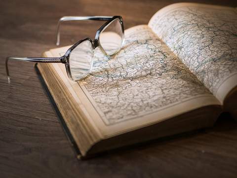 Buku dan Kacamata (Sumber: pixabay)