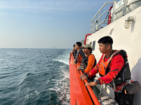 Proses pencarian nelayan yang kapalnya tenggelam di perairan Kepulauan Seribu. Foto: dok.BPDB