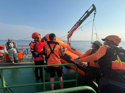 Proses pencarian nelayan yang kapalnya tenggelam di perairan Kepulauan Seribu. Foto: dok.BPDB