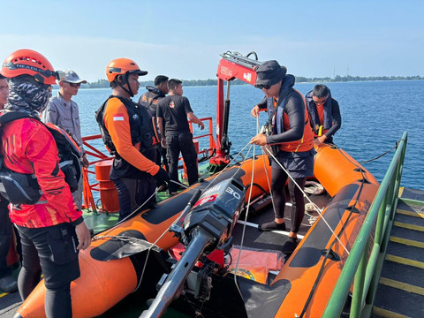 Proses pencarian nelayan yang kapalnya tenggelam di perairan Kepulauan Seribu. Foto: dok.BPDB