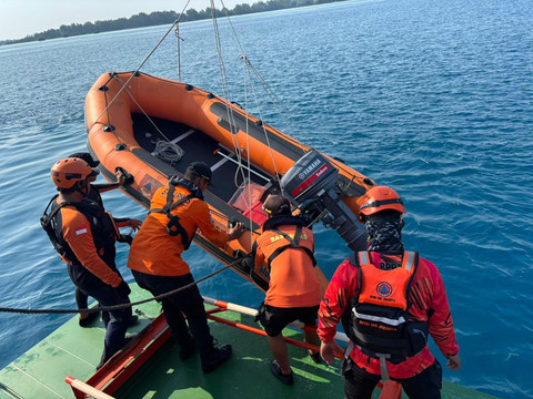 Proses pencarian nelayan yang kapalnya tenggelam di perairan Kepulauan Seribu. Foto: dok.BPDB