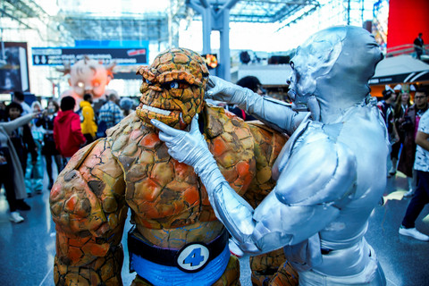 Marc Camdell, dari New York, berpakaian seperti Thing dari Fantastic Four, sedang memperbaiki kostumnya saat menghadiri New York Comic Con, di Jacob Javits Convention Center di Manhattan, New York City, New York, AS, 9 Oktober 2025. Foto: REUTERS/Eduardo Munoz