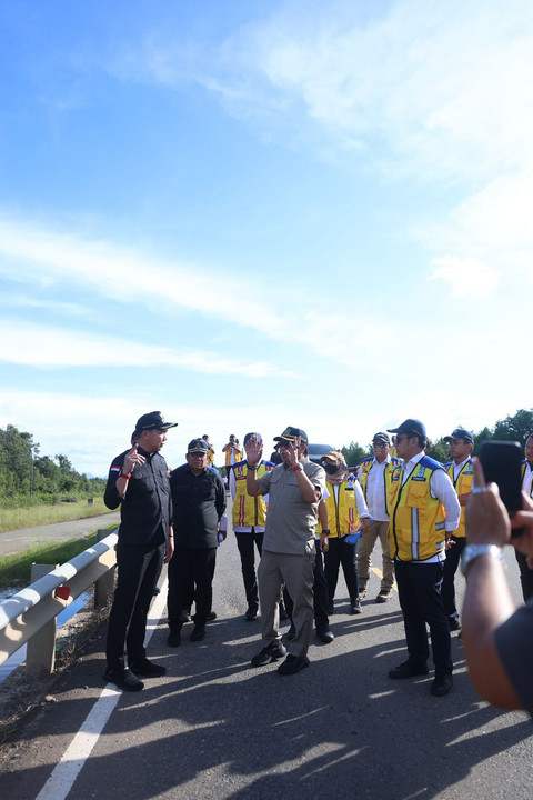 Bupati Kapuas Hulu, Fransiskus Diaan saat mendampingi kunjungan Ketua Komisi V DPR RI Lasarus dan Kementerian PU meninjau infrastruktur jalan. Foto: Yus/Hi!Pontianak