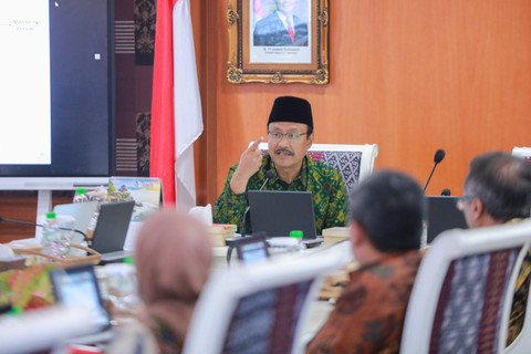 Mensos Saifullah Yusuf (Gus Ipul) dalam rapat pimpinan di Kemensos, Kamis (9/10/2025). Foto: Dok Kemensos