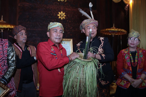 Wagub Kalbar Krisantus menerima gelar 