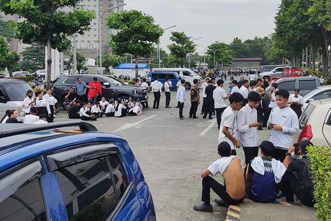 Gempa bumi berkekuatan 7,4 skala Richter melanda Filipina selatan pada 10 Oktober, memicu peringatan "tsunami destruktif" di pesisir Pasifik negara itu dalam hitungan jam. Foto: Bobbie ALOTA / AFP