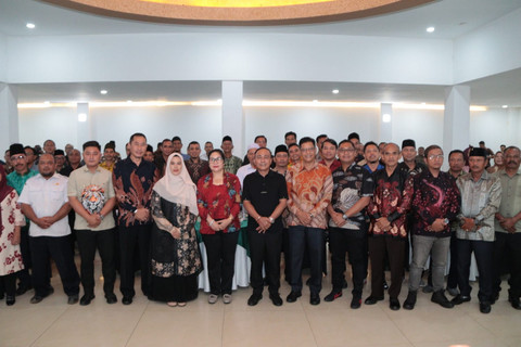 Sesi foto bersama dalam acara ramah tamah. Foto: Dok. Adpim Pemprov Kalbar