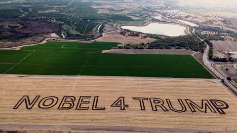 Pemandangan drone tulisan "Nobel 4 Trump" karya seniman pertanian Peter Winner di ladang, setelah Presiden AS Donald Trump mengumumkan  Israel-Hamas menyepakati fase pertama gencatan senjata Gaza, dekat Kibbutz Maoz  Haim, Israel, Kamis (9/10/2025). Foto: Guy Sherry/Reuters