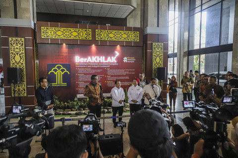Menteri Hukum Supratman Andi Agtas bersama Sekjen PSI Raja Juli Antoni menyampaikan keterangan pers terkait pengesahan kepengurusan PSI periode 2025-2030 di Kementerian Hukum, Jakarta, Jumat (10/10/2025). Foto: Darryl Ramadhan/kumparan