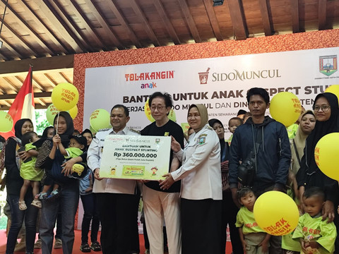 Penyerahan bantuan secara simbolis dari Sido Muncul untuk anak-anak di Semarang. Foto: dok. Intan Alliva/kumparan