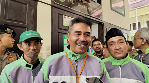Pengemudi Gojek pertama, Mulyono, menghadiri sidang praperadilan eks Mendikbudristek Nadiem Makarim di Pengadilan Negeri Jakarta Selatan, Jumat (10/10/2025).  Foto: Jonathan Devin/kumparan