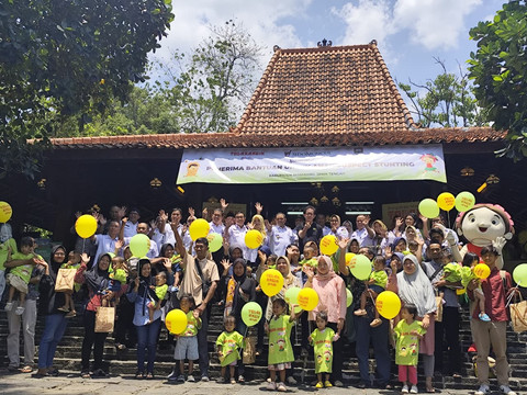 Foto bersama setelah proses penyerahan bantuan untuk anak stunting. Foto: dok. Intan Alliva/kumparan