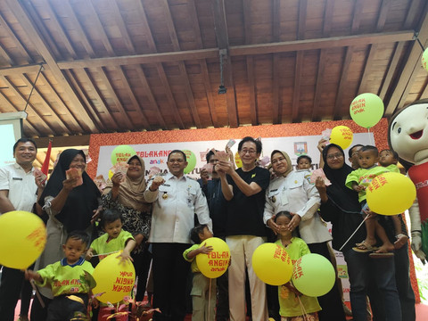 Irwan Hidayat memberikan uang tunai untuk transportasi para perwakilan anak dan orang tua yang hadir. Foto: dok. Intan Alliva/kumparan