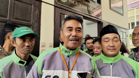 Pengemudi Gojek pertama, Mulyono, menghadiri sidang praperadilan eks Mendikbudristek Nadiem Makarim di Pengadilan Negeri Jakarta Selatan, Jumat (10/10/2025).  Foto: Jonathan Devin/kumparan