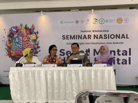 Direktur Pelayanan Kesehatan Kelompok Rentan Kemenkes RI, Imran Pambudi, dalam Konferensi Pers Seminar Nasional Hari Kesehatan Jiwa Sedunia di lobi Auditorium FKKMK UGM, Kamis (9/10). Foto: Pandangan Jogja/ Resti Damayanti