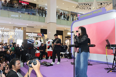 Penampilan Musisi Bernadya pada event Macao Experience Mega Sale. Foto: Dok. Kumparan.