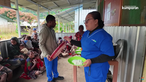 Petugas medis Klinik Siloam melakukan pemeriksaan kesehatan bagi warga Distrik Korupun, Papua Pegunungan. Foto: Youtube/kumparan