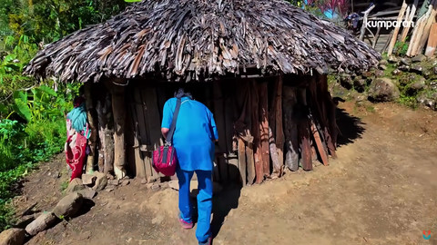 Petugas medis Klinik Siloam melakukan pemeriksaan kesehatan secara home visit ke warga Korupun, Papua Pegunungan, yang tinggal di rumah tradisional Honai. Foto: Youtube/kumparan