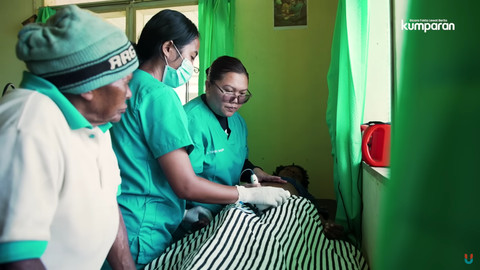 Petugas medis Klinik Siloam memberi edukasi soal gizi seimbang dan stunting bagi warga Distrik Korupun, Papua Pegunungan. Foto: Youtube/kumparan
